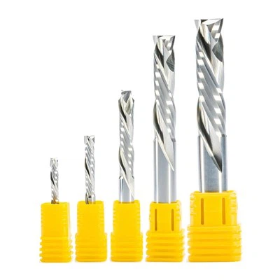 Yuqoridan pastga kesilgan ikkita fleytali spiral bit